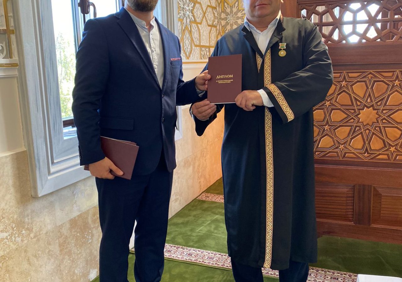 На открытии Мариупольской Соборной мечети представителям ДУМ ДНР были вручены Дипломы о профессиональной переподготовке.