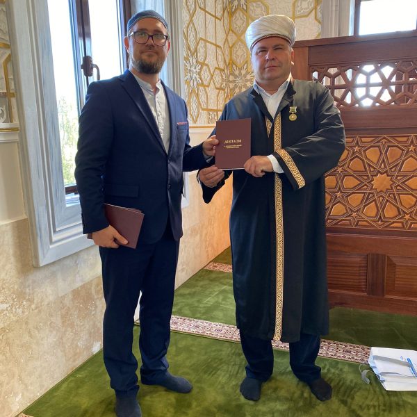 На открытии Мариупольской Соборной мечети представителям ДУМ ДНР были вручены Дипломы о профессиональной переподготовке.
